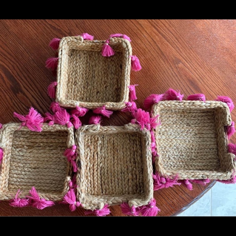 Napkin holders beige with pink tassels
